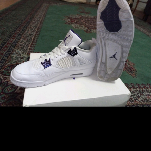 Jordan 4 Retro Metallic Purple - Picture 2 of 6